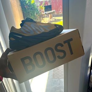 Yeezy 700 MNVN Honey  SIZE 13